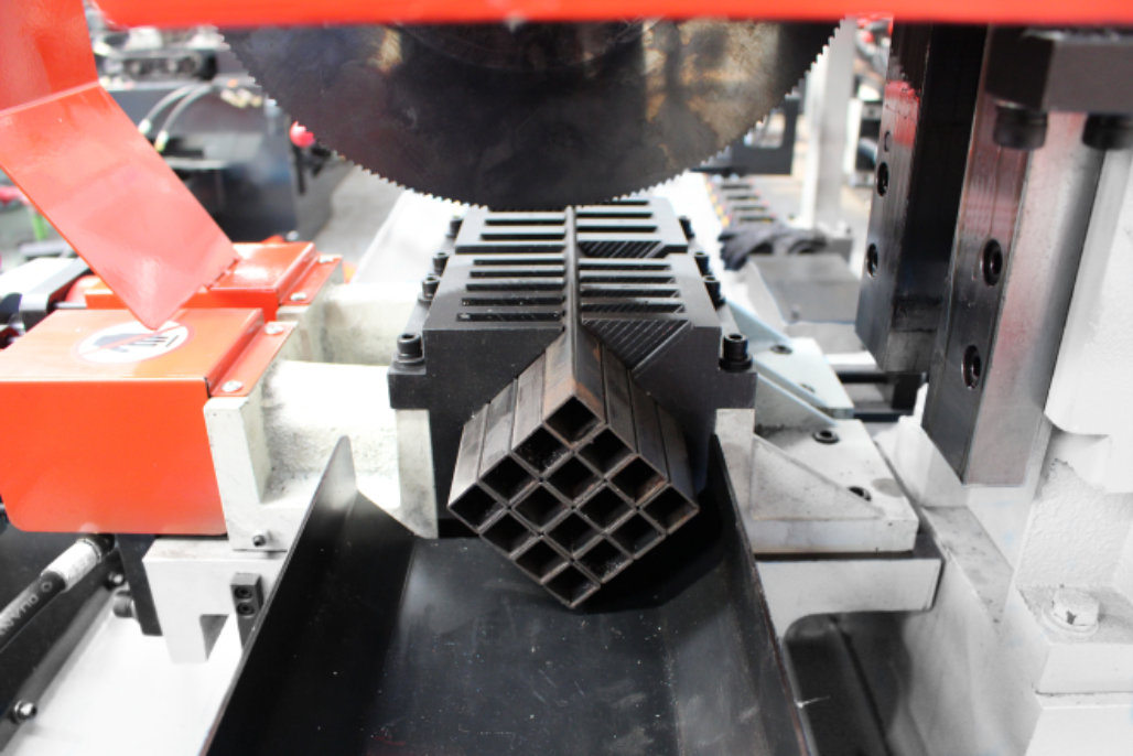 Auto-load Pipe Cutting Machine2